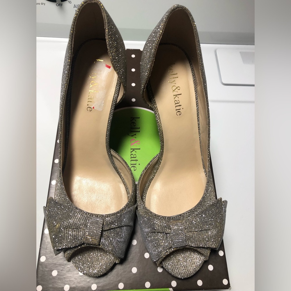 KELLY & KATIE Stunning Silver w Gold Accent Peep-toe Heels